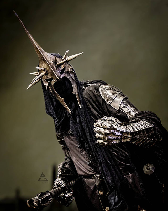 Un cosplayeur en habit de Sauron du Mordor