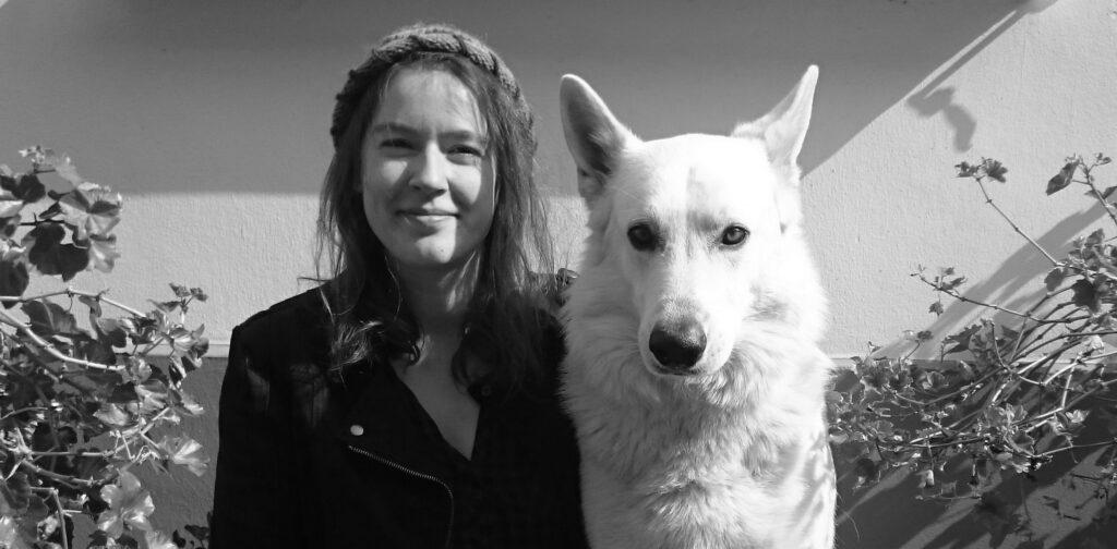 L'autrice Aurélie Wellenstein avec son chien blanc