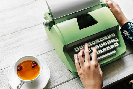 Ateliers d'écriture : machine à écrire et tasse de café